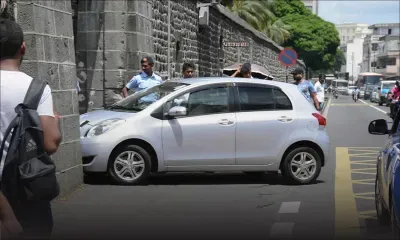 Examen de conduite: une voiture percute l’entrée des casernes centrales