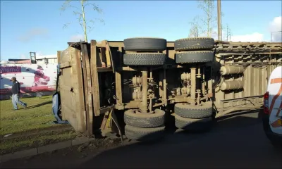 [Diaporama] Phoenix : un camion de ramassage d’ordures se renverse