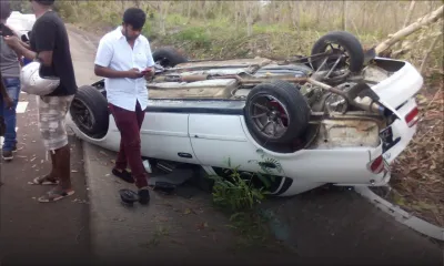 Calebasses : une voiture fait plusieurs tonneaux avant de finir les quatre roues en l'air
