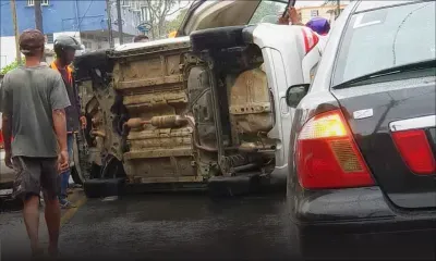 A Terre-Rouge : une voiture se renverse à cause d’un pneu crevé