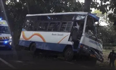 Flacq : un minibus avec à son bord des écoliers fait une sortie de route