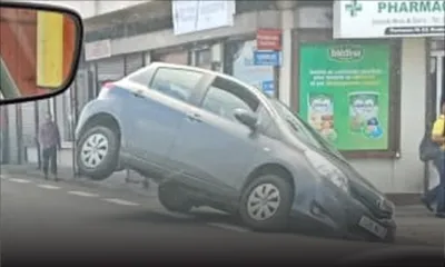 Bell Village : une voiture fait une sortie de route