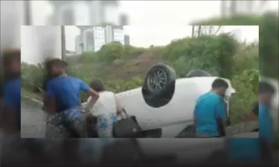 Réduit : une voiture finit les quatre roues en l’air