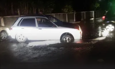 3 voitures endommagées à cause d’un énorme trou à la rue Vandermeersch, Rose-Hill 