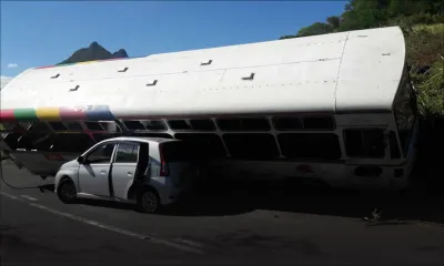 Bambous-Virieux : un bus se renverse sur une voiture