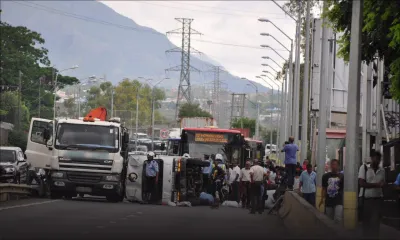 Bell-Village : une camionnette se renverse et cause un embouteillage monstre