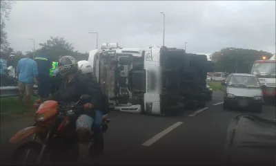 Rond-point de Jin Fei : un poids lourd se renverse 