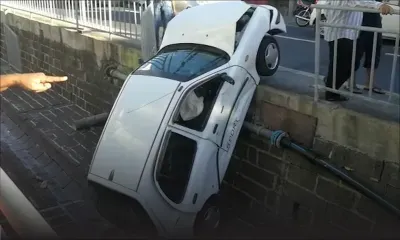 Port-Louis : une voiture termine sa course dans un caniveau