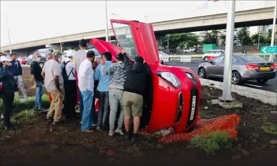 Phoenix : Une voiture fait une sortie de route