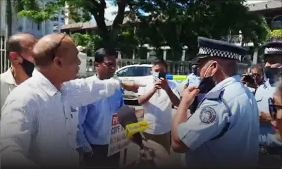 Des pensionnés manifestent le Parlement : accrochage entre Vivek Pursun et un policier