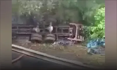 Rivière-du-Poste : un camion transportant de la bière fait une sortie de route et atterrit dans une rivière