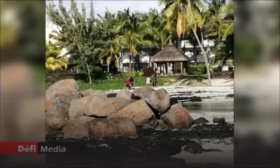 En quarantaine, un jeune homme se rend à la plage pour remettre un téléphone à ses proches 