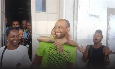 Suspect nu et enchaîné à une chaise : David Gaiqui libéré sous les applaudissements de ses proches
