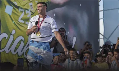 Argentine: le gardien Martinez acclamé par une foule impressionnante à Mar del Plata