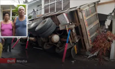 Trois jours après un accident à Tranquebar : le camion toujours encastré dans la façade ; l'aide de la SMF sollicitée