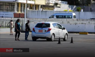Des moniteurs d’auto-écoles dans les rues de Rose-Hill le 3 novembre  