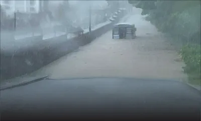 St-Jean : un autobus pris au piège par la montée des eaux