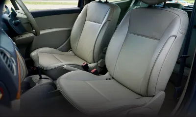 Surpris en plein ébats sexuels dans une voiture : weekend en cellule pour deux employés d’un concessionnaire automobile