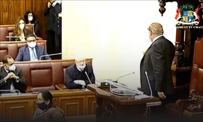 « Are you threatening me ? », lance le Speaker Phokeer à Bhagwan