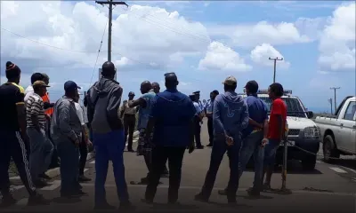 Bagatelle Dam : des ouvriers obstruent la route car ils n’ont pas reçu leur salaire
