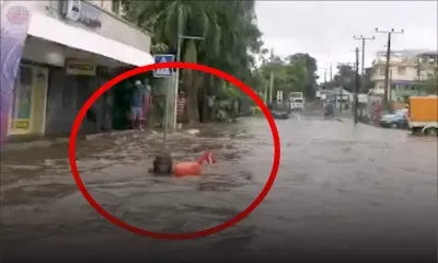Trou-aux-Biches : quand la route se transforme en rivière, un baigneur en profite