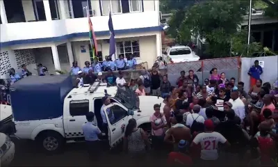 Des sinistrés rassemblés devant le poste de police: la colère gronde à Bain-des-Dames