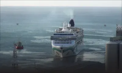 Le Norvegian Jade quitte la rade de Port-Louis en marche arrière