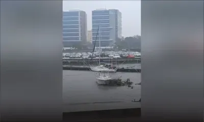 Au Caudan : un bateau entraîné par les flots