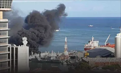Un bateau prend feu dans le port
