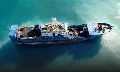 Bateau coincé sur les récifs : accès interdit sur la plage et dans la mer de Pointe-aux-Sables