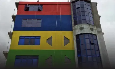 12-Mars : un bâtiment de 5 étages aux couleurs du quadricolore mauricien