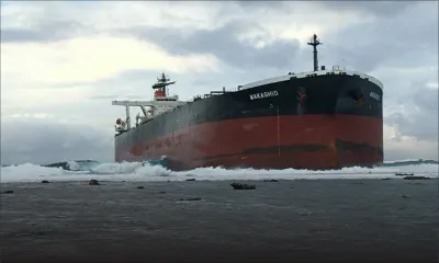  [En images] Un navire s'échoue au sud-est de Maurice 