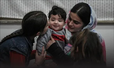 Disparu dans le chaos de l'aéroport de Kaboul, un bébé afghan retrouve sa famille