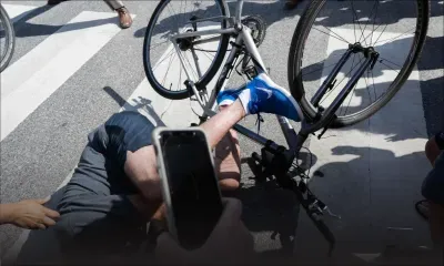 Biden tombe en voulant descendre de vélo, mais se relève et assure aller «bien»