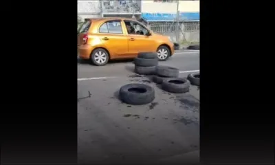 Prix des carburants : Des jeunes manifestent en tentant de bloquer une route à Camp Levieux