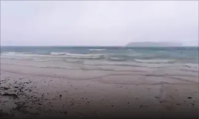 Forte tempête Calvinia : des curieux observent des houles à Blue-Bay