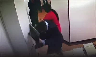 Bureau de Valayden saccagé : découvrez les images CCTV montrant l'avoué Bokhoree endommageant un ordinateur 