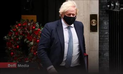 Fêtes pendant les confinements: Boris Johnson sanctionné et appelé au départ