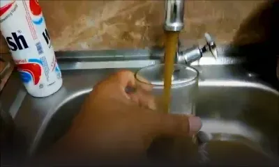 Résidence Atlee, Forest-Side : une eau boueuse coule du robinet 