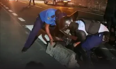 Devant l’école du gouvernement à La butte : des policiers déblaient la route