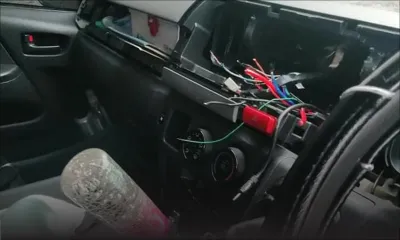 Plaine-Lauzun : Un voleur endommage un minibus et emporte un système audio dernier cri