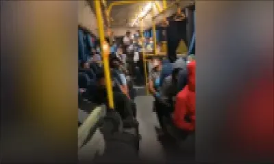 Pas de distanciation sociale dans un bus en route pour un centre de quarantaine