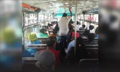 Les mesures de distanciation sociale totalement ignorées par des passagers dans un autobus 