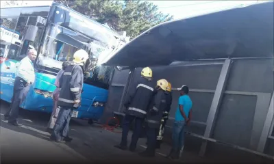 Candos : un bus percute un abribus