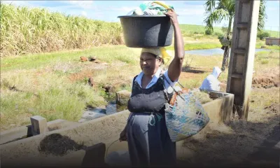 Albion : deux femmes font leur lessive au bord de la route