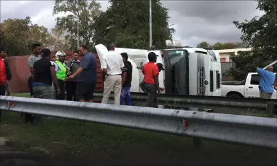 Rond-point de Jin Fei : un poids lourd se renverse 