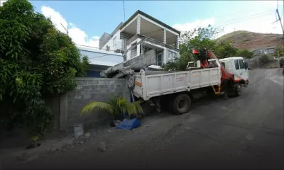 Vallée-des-Prêtres : un camion finit contre un mur 