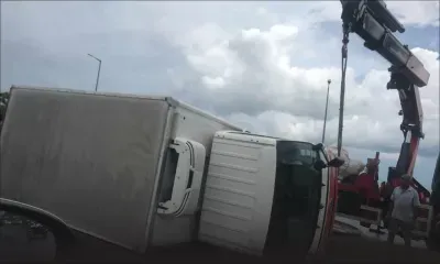 Bagatelle: un camion se renverse et cause un ralentissement de la circulation