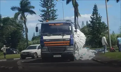 Saint-Pierre : des sacs de farine tombent d’un camion