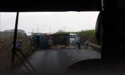 Rivière-du-Poste : un camion transportant des pochettes de ciment se renverse sur le flanc